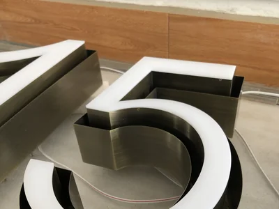 A pale acrylic face sits in a brushed metal return on the numbers 1 and 5.